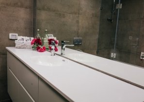 ארון אמבטיה לבן מודרני